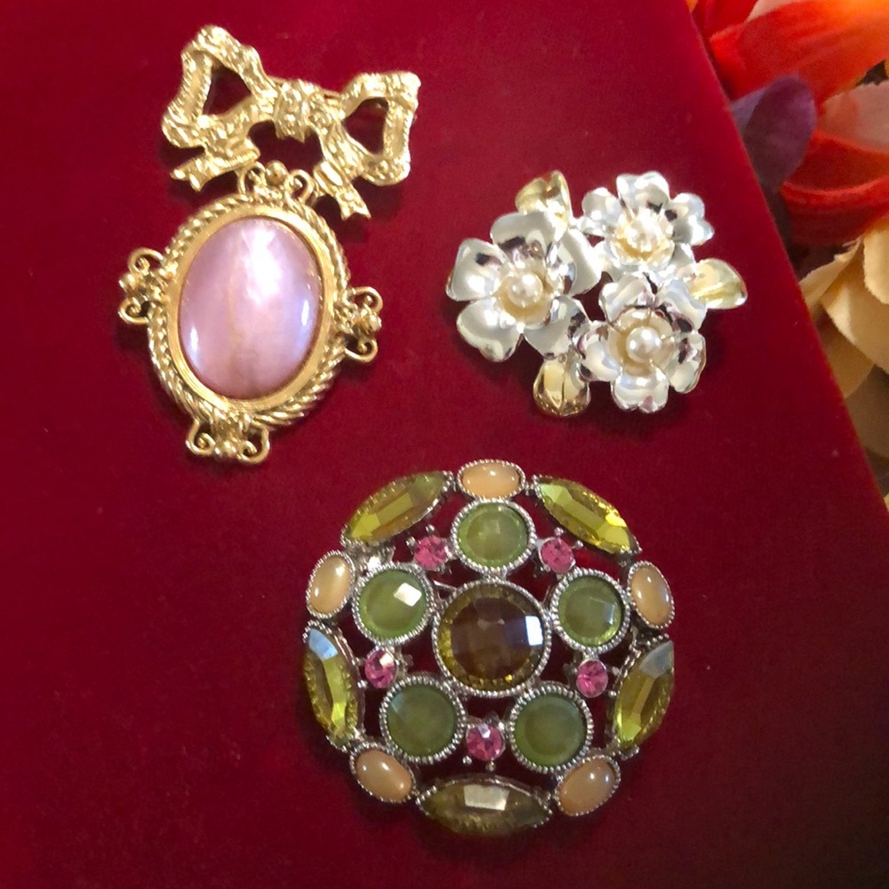 Vintage brooch bundle